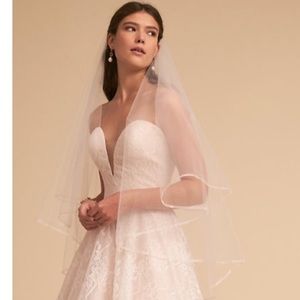 Fingertip length veil in Ivory